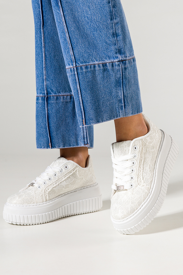 Białe sneakersy damskie creepersy koronkowe brokatowe na platformie ze żłobieniami srebrne ozdoby z cyrkoniami sznurowane Carla LA321P
