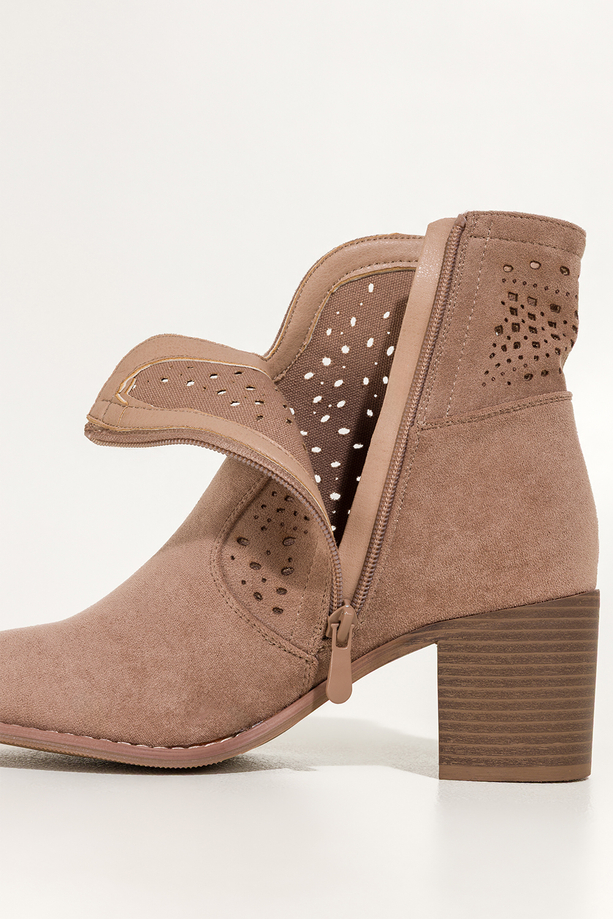 Ciemnobeżowe botki damskie ażurowe na słupku wycięta cholewka Carla S749-7