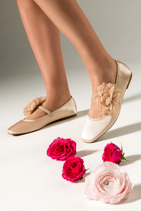Złote baleriny damskie satynowe z kwiatem Carla T634P