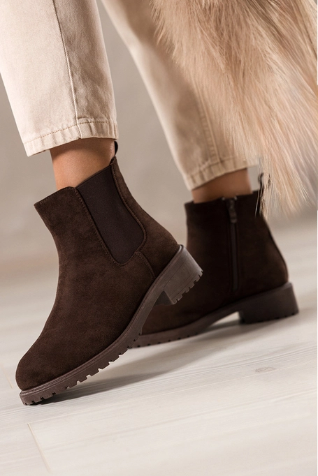 Czekoladowe botki damskie na bieżnikowanej podeszwie guma w cholewce Casu YZ844-7