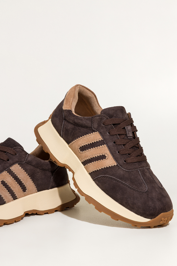 Czekoladowe sneakersy skórzane damskie buty sportowe na bieżnikowanej kremowej platformie beżowe wstawki sznurowane Carla TW-OC8921