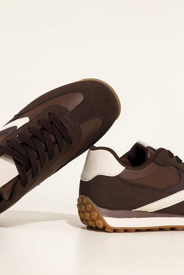 Czekoladowe sneakersy damskie buty sportowe na bieżnikowanej podeszwie sznurowane białe wstawki Casu WPY0178
