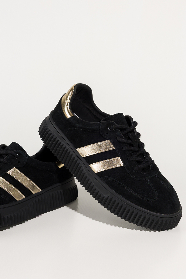 Czarne sneakersy skórzane damskie buty sportowe na czarnej platformie złote wstawki sznurowane Carla TW-CU-800