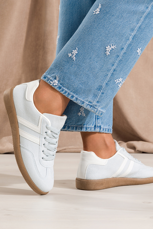 Błękitne sneakersy damskie buty sportowe na elastycznej płaskiej podeszwie podwójne sznurówki białe wstawki Casu B-6610
