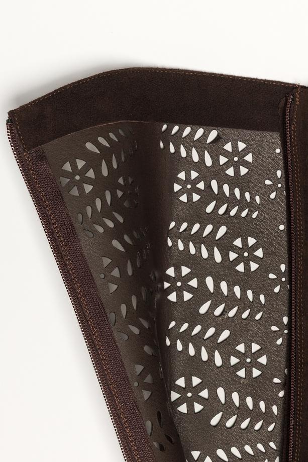 Czekoladowe kozaki skórzane damskie ażurowe na niskim obcasie guma w cholewce PRODUKT POLSKI Casu 7997-595