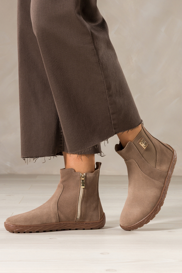 Ciemnobeżowe botki barefoot skórzane damskie szerokie na elastycznej płaskiej podeszwie złota ozdoba guma w cholewce PRODUKT POLSKI Casu 69925