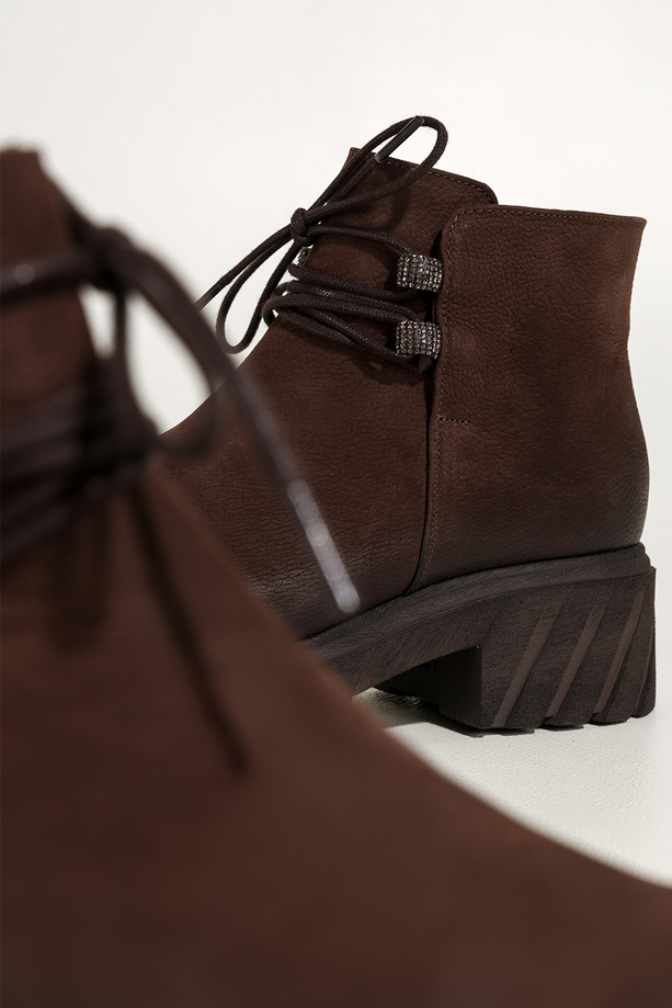 Czekoladowe botki skórzane damskie nubukowe na bieżnikowanej czekoladowej podeszwie przy sznurówkach ozdoby z cyrkoniami PRODUKT POLSKI Casu 8085