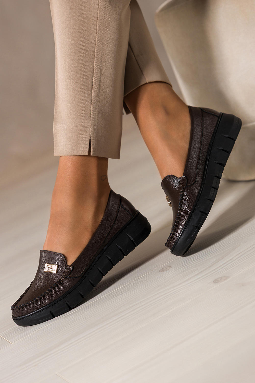 Czekoladowe mokasyny skórzane damskie na elastycznej platformie ze złotą ozdobą PRODUKT POLSKI Casu