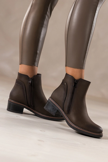 Czekoladowe botki damskie na klocku ozdobny zamek na cholewce Casu D721-7