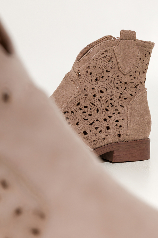 Beżowe botki damskie płaskie ażurowa cholewka Carla S7476-7
