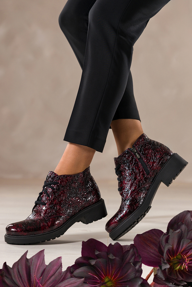 Bordowe botki skórzane damskie lakierowane z wzorem sznurowane PRODUKT POLSKI Casu 444