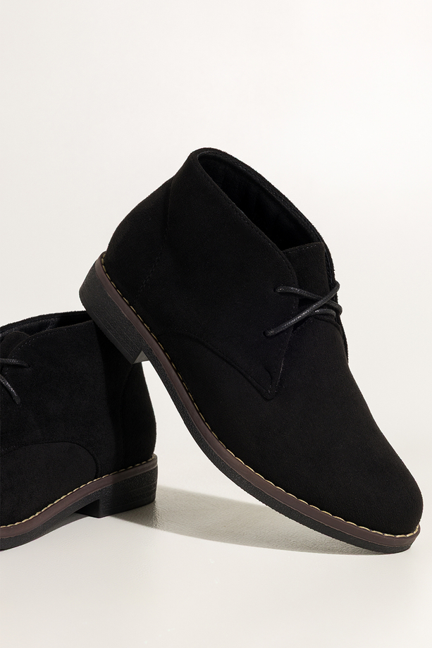 Czarne botki damskie na płaskiej podeszwie z przeszyciami sznurowane Casu 8997-8