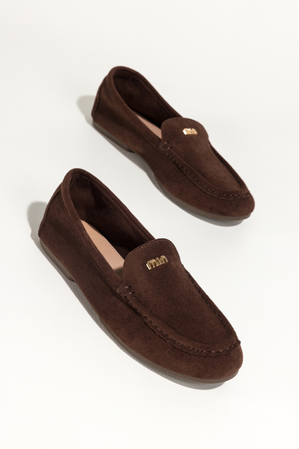 Czekoladowe mokasyny damskie półbuty płaskie ze złotą ozdobą skórzana wkładka Carla G341K