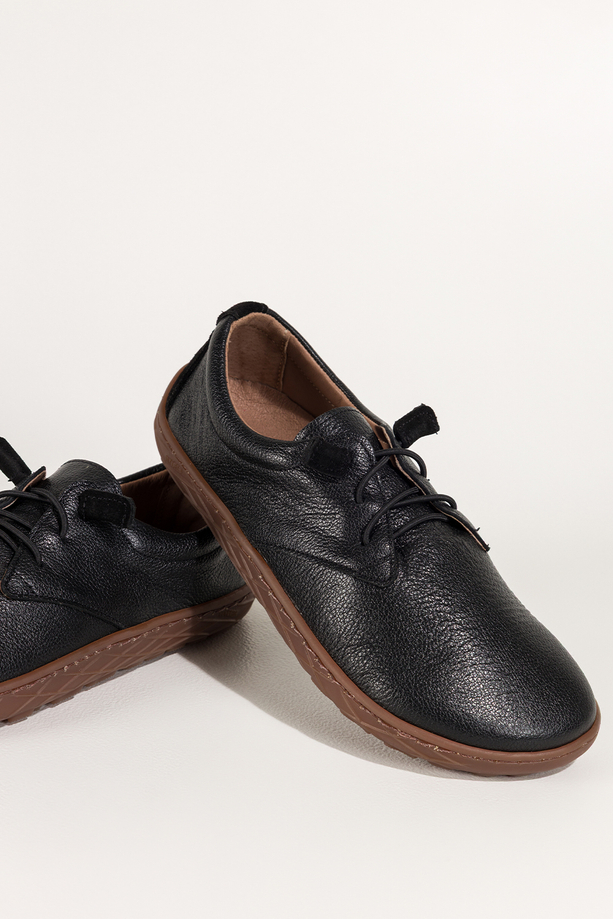 Czarne buty barefoot skórzane damskie szerokie na elastycznej płaskiej podeszwie elastyczne czarne sznurówki PRODUKT POLSKI Casu 89810