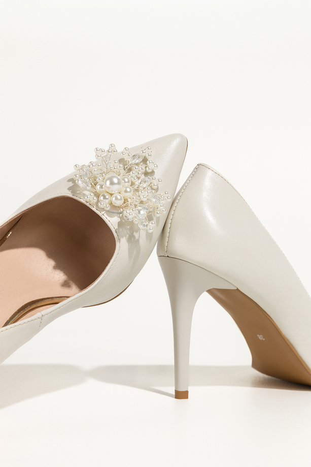 Szpilki ecru skórzane damskie ozdoba z perełek i koralików PRODUKT POLSKI Casu 6935-Z95