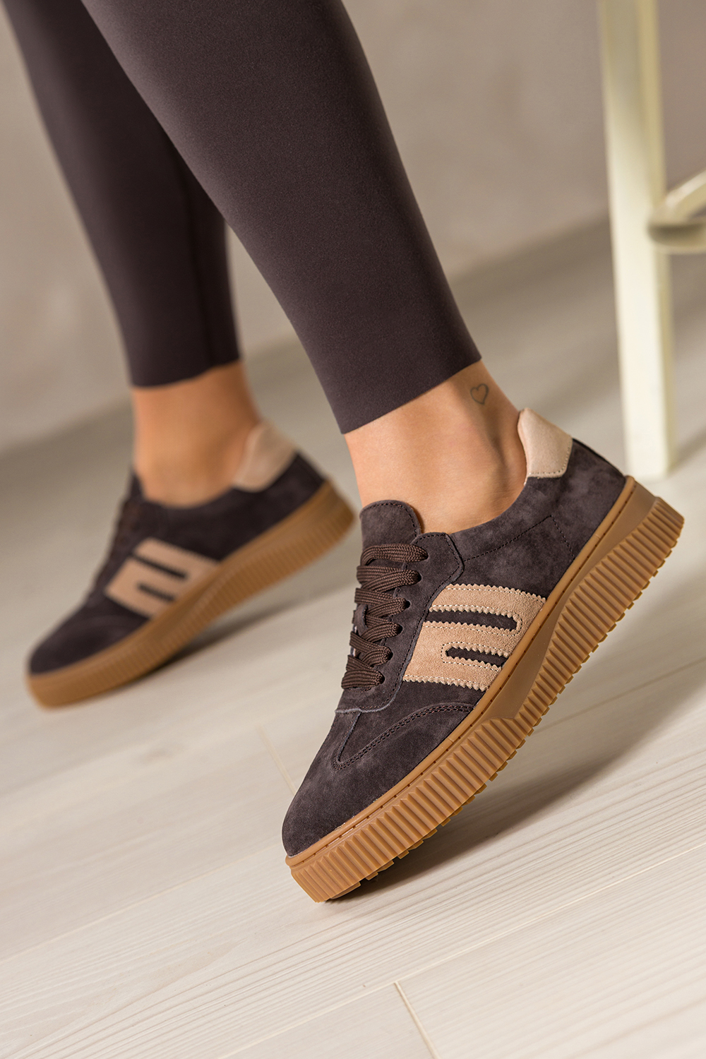 Czekoladowe sneakersy skórzane damskie buty sportowe na żłobionej beżowej platformie beżowe wstawki