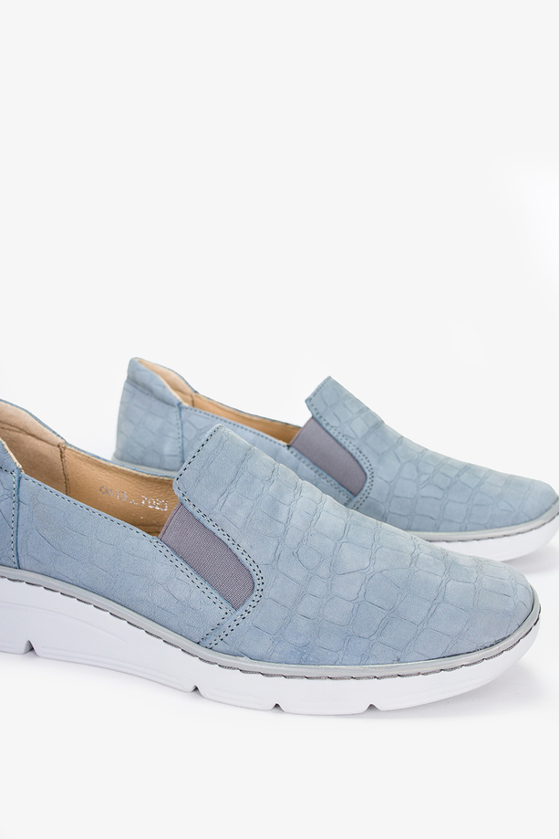 Niebieskie półbuty z gumką slip on na koturnie krokodyli wzór polska skóra Casu 0613