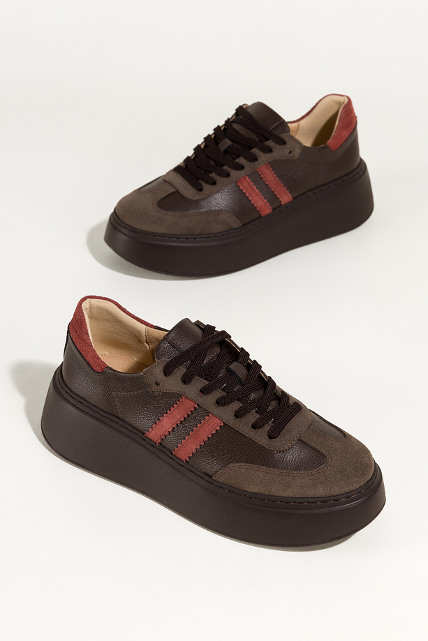 Czekoladowe sneakersy skórzane damskie buty sportowe na platformie z rudymi wstawkami sznurowane PRODUKT POLSKI Casu M8931H89