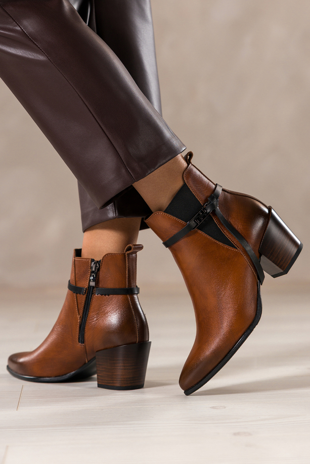 Brązowe botki skórzane damskie kowbojki na ściętym klocku guma w cholewce pasek ze stalową ozdobą PRODUKT POLSKI Casu 39435