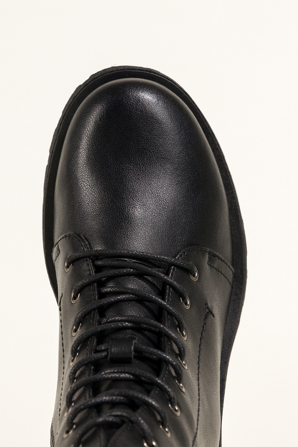 Czarne botki skórzane damskie Sergio Leone na bieżnikowanej platformie ozdobne przeszycia na cholewce sznurowane GI74295-H