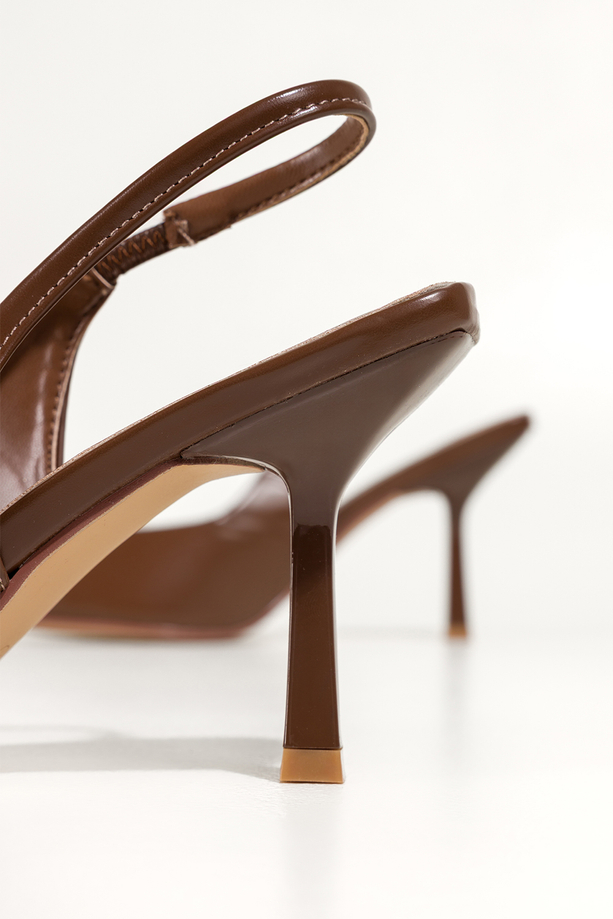 Brązowe czółenka damskie szpilki z odkrytą piętą obcas kieliszek pasek z elastyczna gumą Carla HJX-57