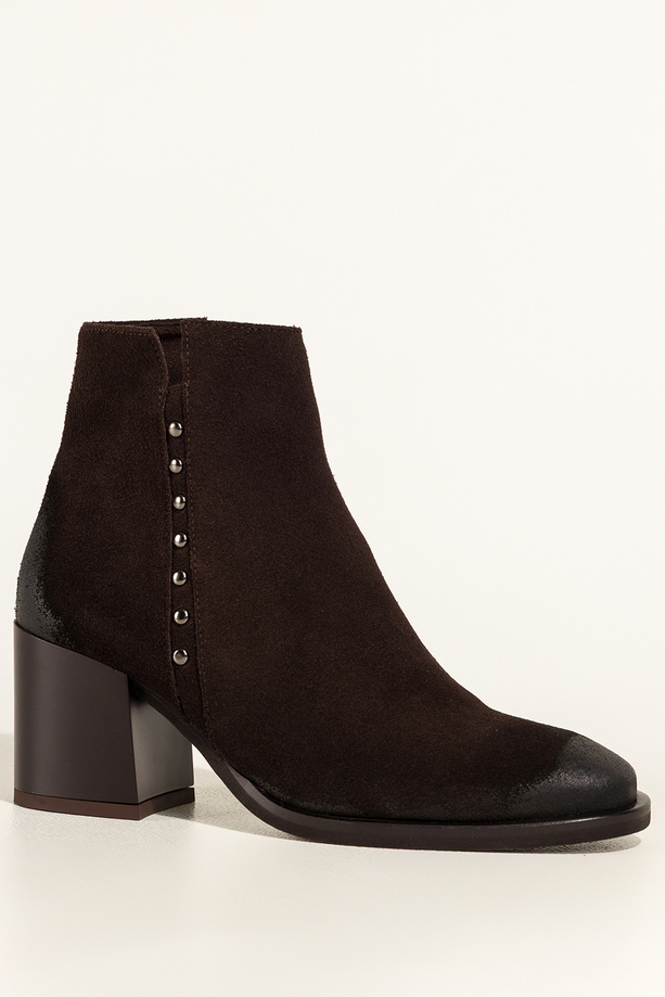 Czekoladowe botki skórzane damskie na szerokim słupku nity na cholewce PRODUKT POLSKI Casu 8863