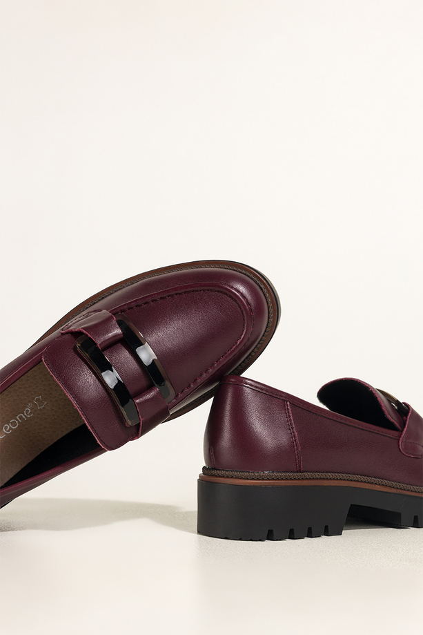 Bordowe mokasyny skórzane damskie Sergio Leone na bieżnikowanej podeszwie czarna ozdoba na cholewce NP74833-H