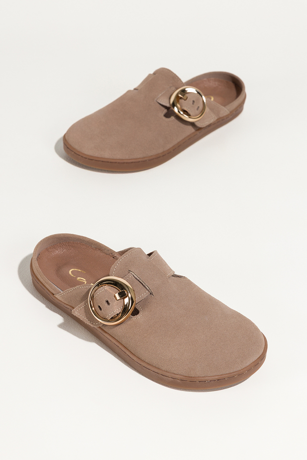 Beżowe klapki barefoot skórzane damskie szerokie na elastycznej płaskiej podeszwie wycięta cholewka pasek ze złotą klamrą PRODUKT POLSKI Casu 89787