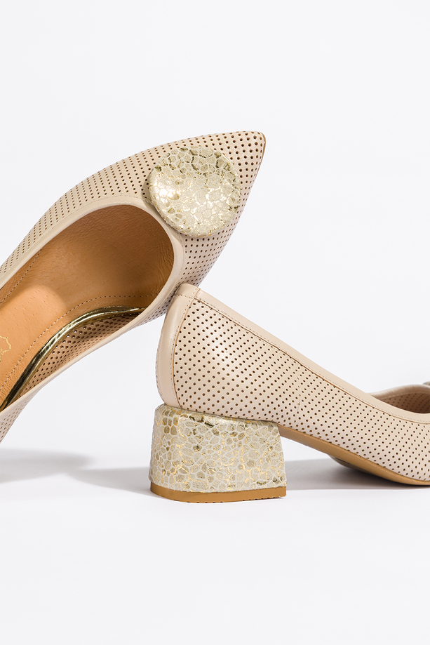 Beżowe czółenka skórzane damskie ażurowe na klocu z ozdobą  PRODUKT POLSKI Casu 02207-535-2731