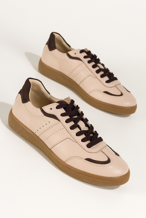 Beżowe sneakersy skórzane damskie buty sportowe na elastycznej podeszwie czekoladowe wstawki sznurowane PRODUKT POLSKI Casu M8714