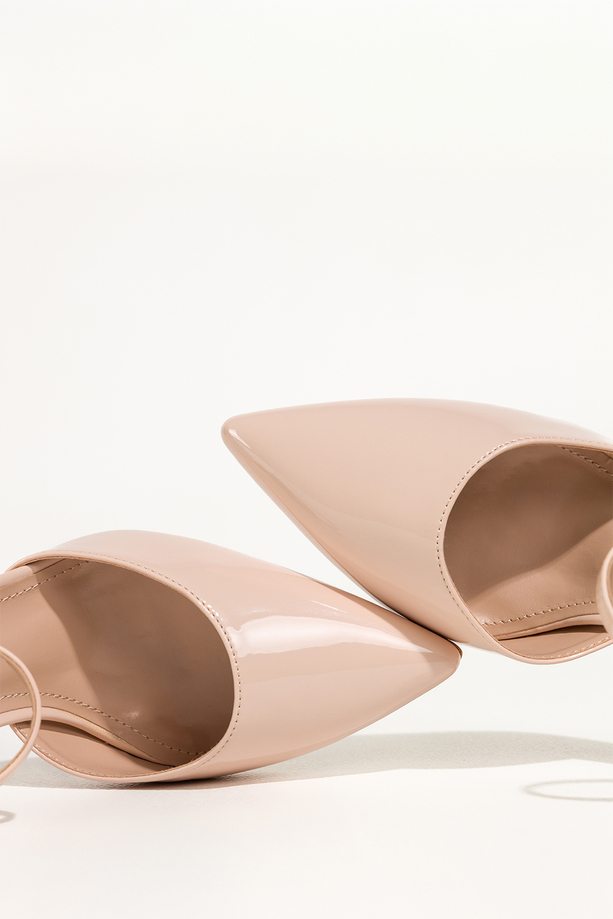 Beżowe czółenka damskie szpilki lakierowane Carla 013