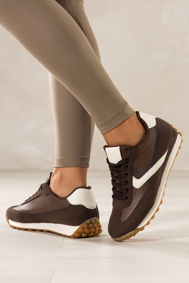 Czekoladowe sneakersy damskie buty sportowe na bieżnikowanej podeszwie sznurowane białe wstawki Casu WPY0178