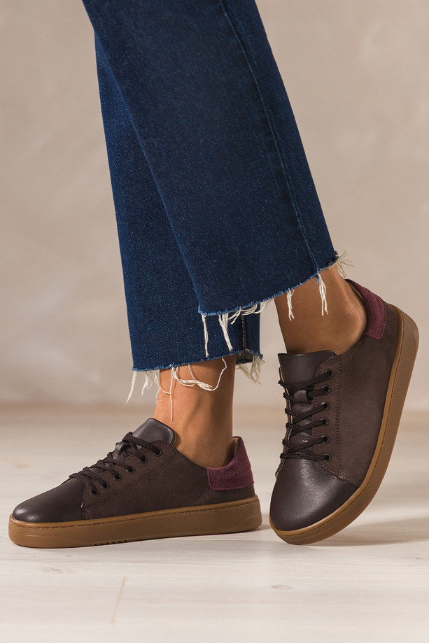 Czekoladowe półbuty barefoot skórzane damskie szerokie na elastycznej platformie bordowe wstawki sznurowane PRODUKT POLSKI Casu M8879H7