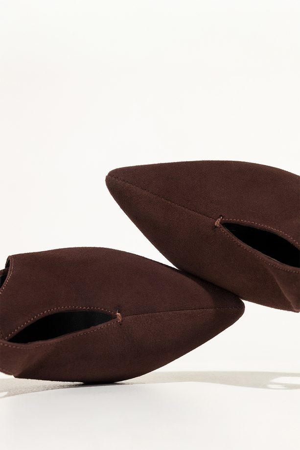 Czekoladowe czółenka skórzane damskie na ozdobnym klocku pasek wokół kostki PRODUKT POLSKI Casu 7690-648