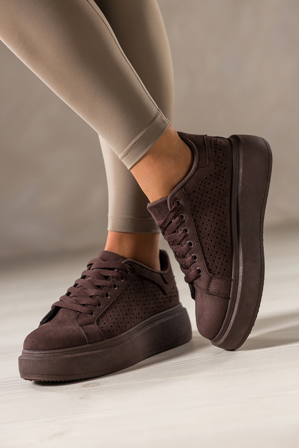 Czekoladowe sneakersy damskie buty sportowe ażurowe na platformie sznurowane Carla YO349K