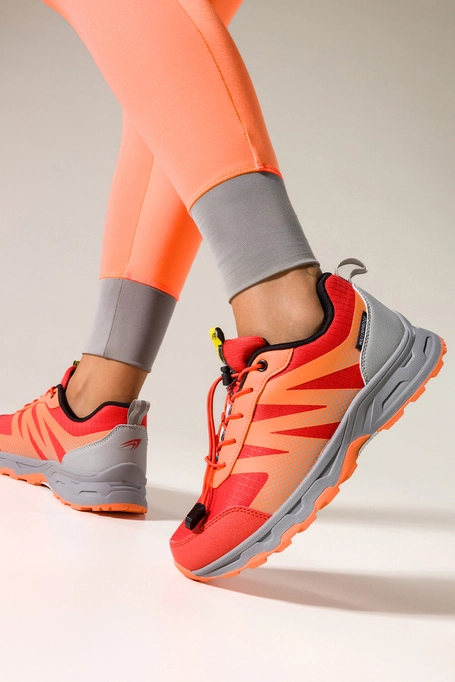 Czerwone buty sportowe trekkingowe damskie wodoodporne na żłobionej podeszwie z regulowaną elastyczną sznurówką pomarańczowe wstawki Casu 7590-6D
