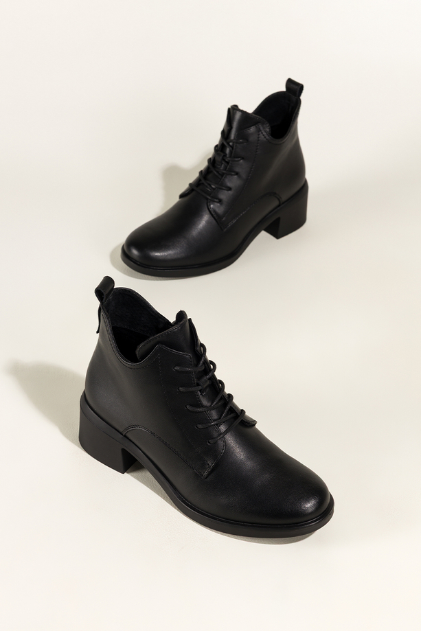 Czarne botki skórzane damskie Sergio Leone na szerokim klocku wycięta cholewka sznurowane YG74560-H