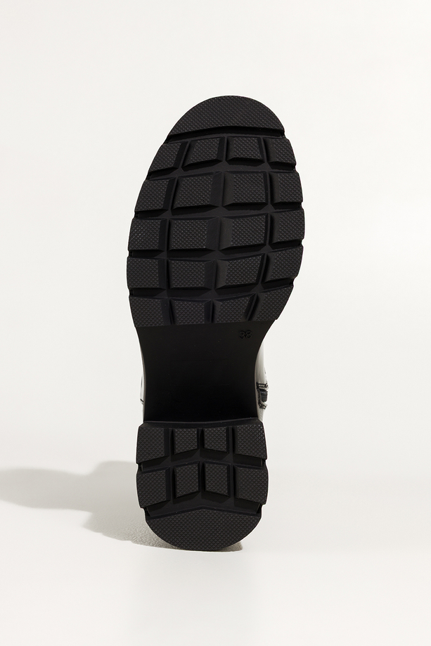 Czarne botki damskie lakierowane podeszwa z cyrkoniami bieżnikowany szeroki obcas guma w cholewce z ozdobą Casu SU679