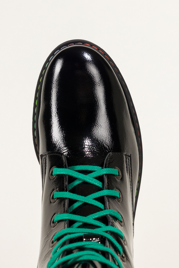 Czarne botki skórzane damskie lakierowane glany na bieżnikowanej podeszwie z przeszyciami sznurowane PRODUKT POLSKI Casu 7293-ELTZ