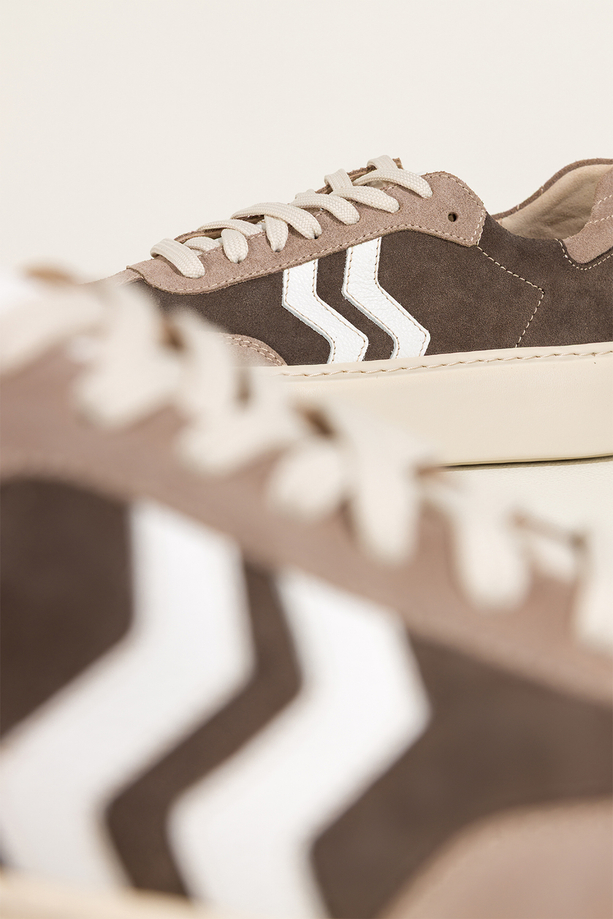 Brązowe sneakersy skórzane damskie buty sportowe na platformie z białymi i beżowymi wstawkami sznurowane PRODUKT POLSKI Casu M8763H6