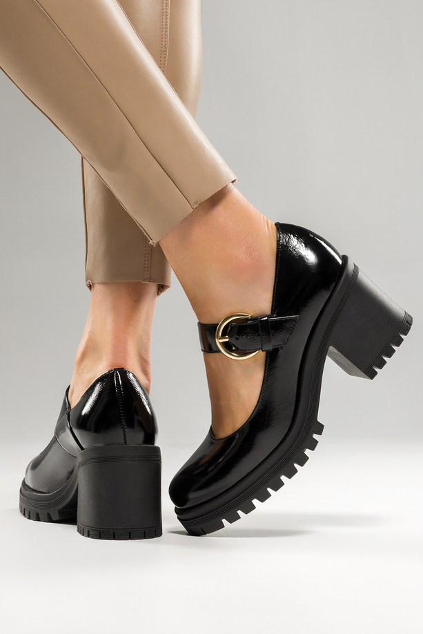 Czarne półbuty skórzane damskie lakierowane Mary Jane na szerokim klocku bieżnikowana platforma pasek ze złotą klamrą PRODUKT POLSKI Casu 79833