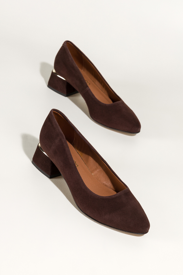 Czekoladowe czółenka skórzane damskie na klocu ze złotym akcentem PRODUKT POLSKI Casu 6881