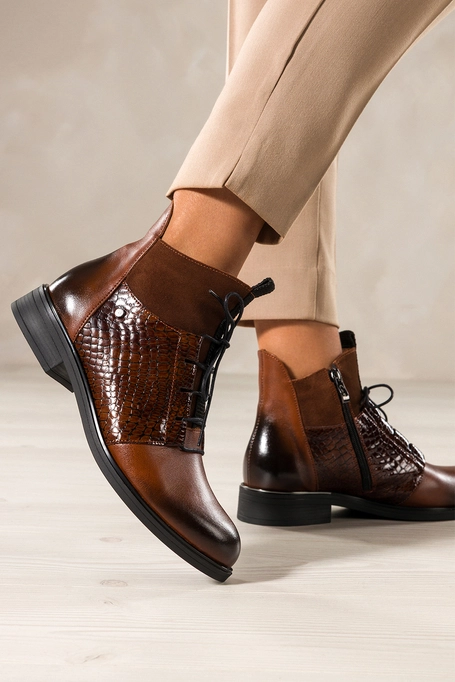 Brązowe botki skórzane damskie płaskie wstawki lakierowane z wzorem wężowym sznurowane PRODUKT POLSKI Casu 39476