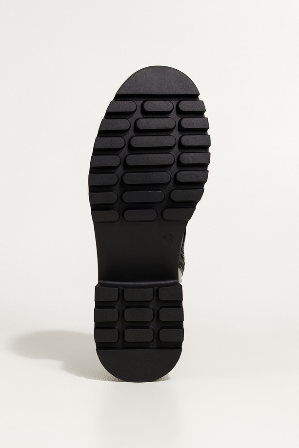 Czarne botki damskie lakierowane na bieżnikowanej platformie ozdobny owad na języku sznurowane Casu NW2399-8