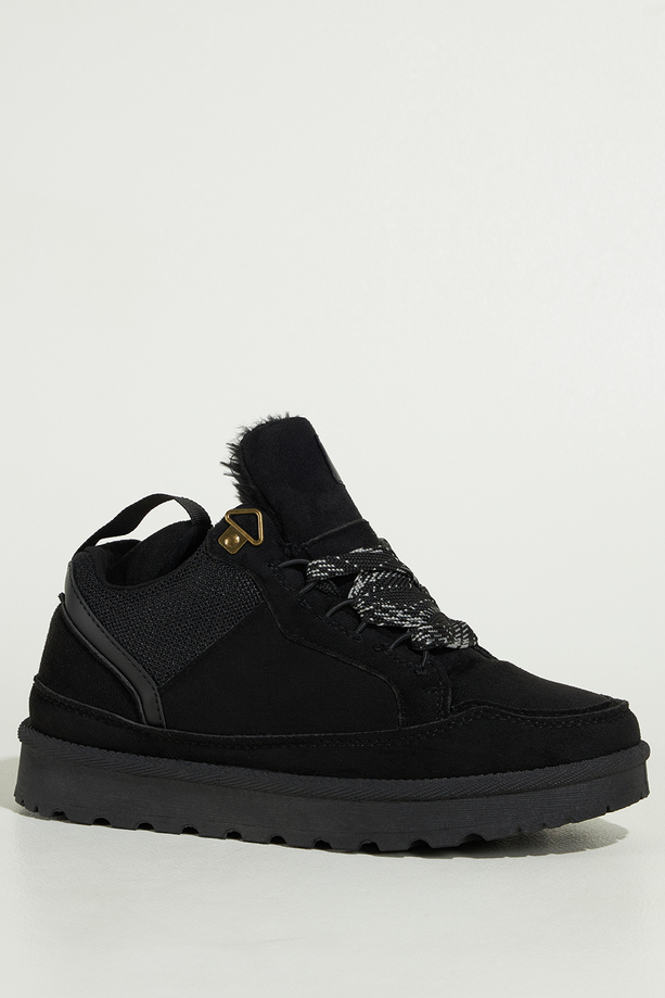 Czarne sneakersy damskie z futerkiem na bieżnikowanej platformie ozdobne sznurówki z wzorem Casu 22337-8