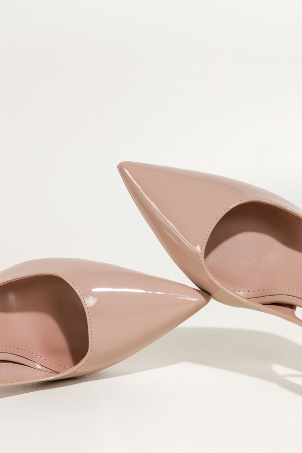 Beżowe czółenka damskie szpilki lakierowane wycięcia na cholewce pasek wokół kostki Carla OV853K