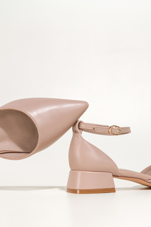 Beżowe baleriny damskie na niskim obcasie zakryta pięta pasek wokół kostki Carla OV864K