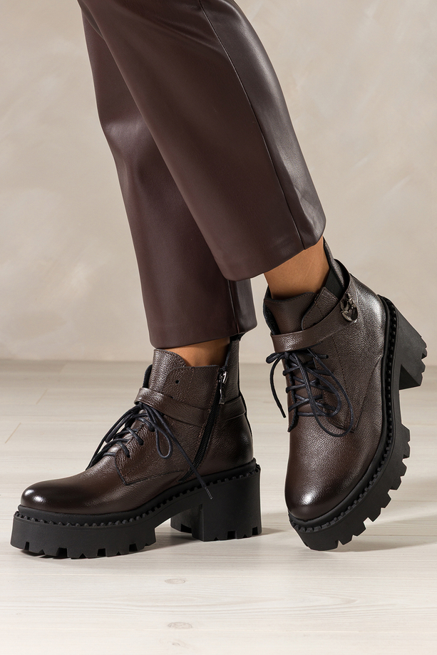 Czekoladowe botki skórzane damskie workery na bieżnikowanej platformie w cholewce guma pasek ze stalową ozdobą sznurowane PRODUKT POLSKI Casu 39442