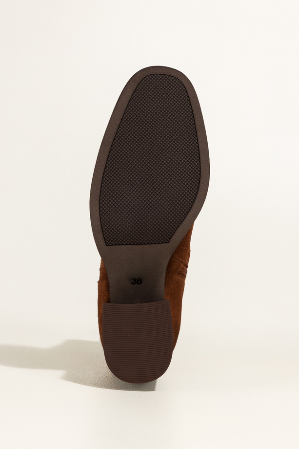 Kasztanowe botki skórzane damskie na szerokim słupku złote nity na cholewce PRODUKT POLSKI Casu 8863