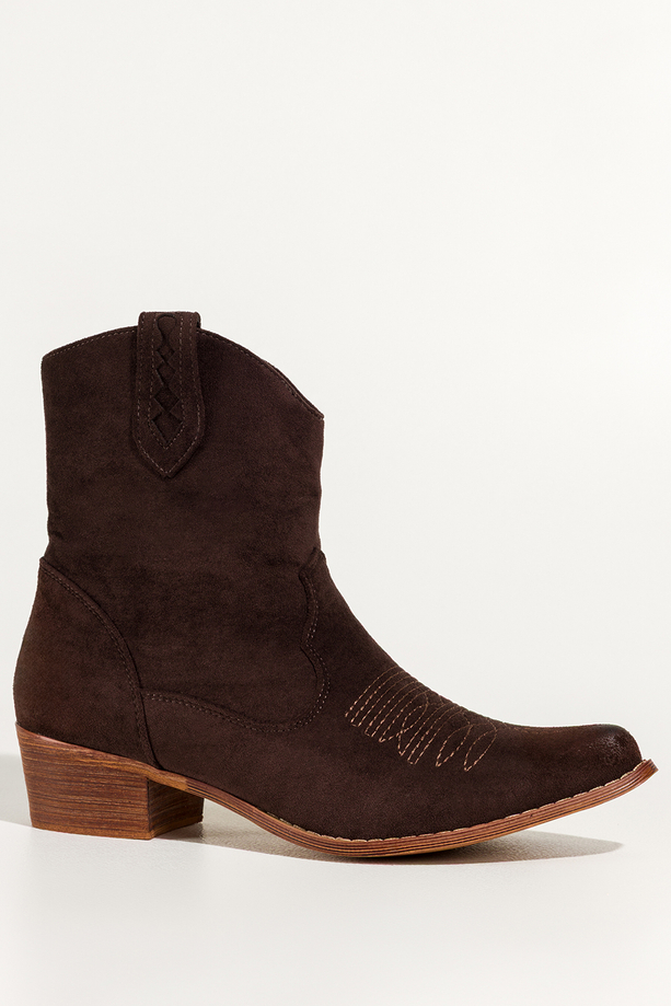 Czekoladowe botki damskie kowbojki na ściętym klocku cholewka z ozdobnymi przeszyciami skórzana wkładka Carla XBN970-11